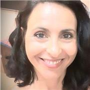 J'enseigne les techniques de vente, la communication, l'anglais, la sophrologie, l'esthétique, le bien-être, la danse, la couture